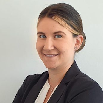 Rechtsfachwirtin Melanie Zehetbauer | HÖLLBACH Rechtsanwälte Rechtsfachwirtin und zertifizierte Unfallsachbearbeiterin der Kanzlei HÖLLBACH Rechtsanwälte, Melanie Zehetbauer, freundlich lächelnd.