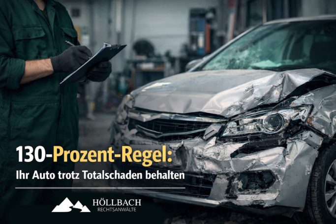 Auto trotz Totalschaden behalten Verbeulter Pkw in Werkstatt mit Handschrift und Text zur 130-Prozent-Regel.